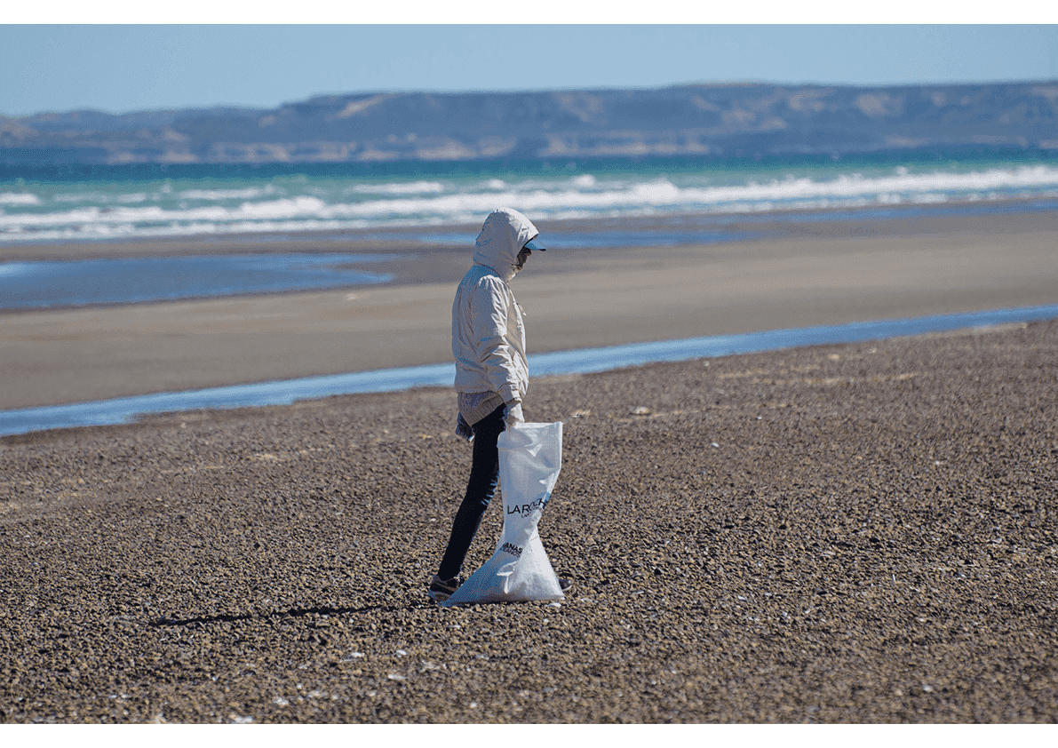 colaboradora de La Roche Posay junta residuos marinos en la playa