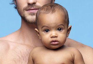 hombre adulto junto a un bebé lucen su piel hidratada