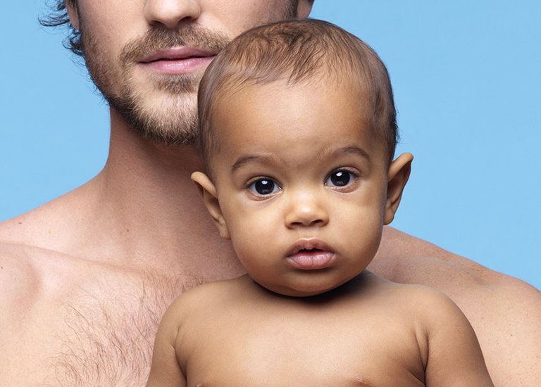 hombre adulto junto a un bebé lucen su piel hidratada