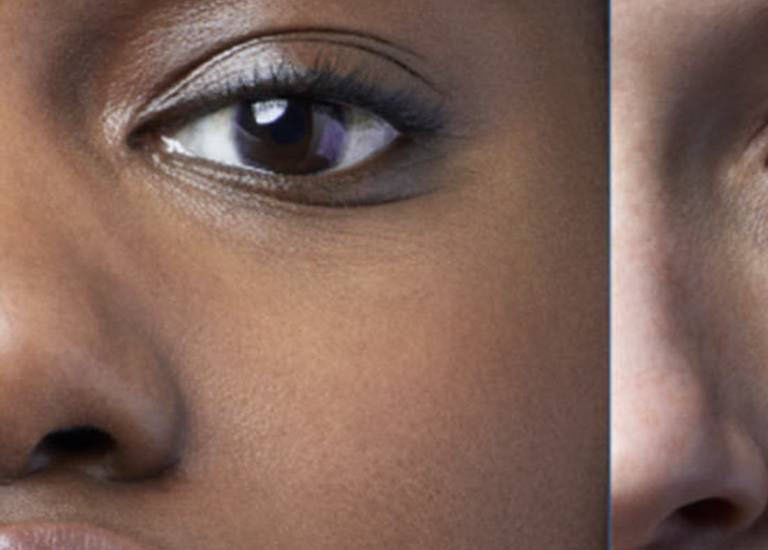 Primer plano de una mirada femenina con leves arrugas en los ojos
